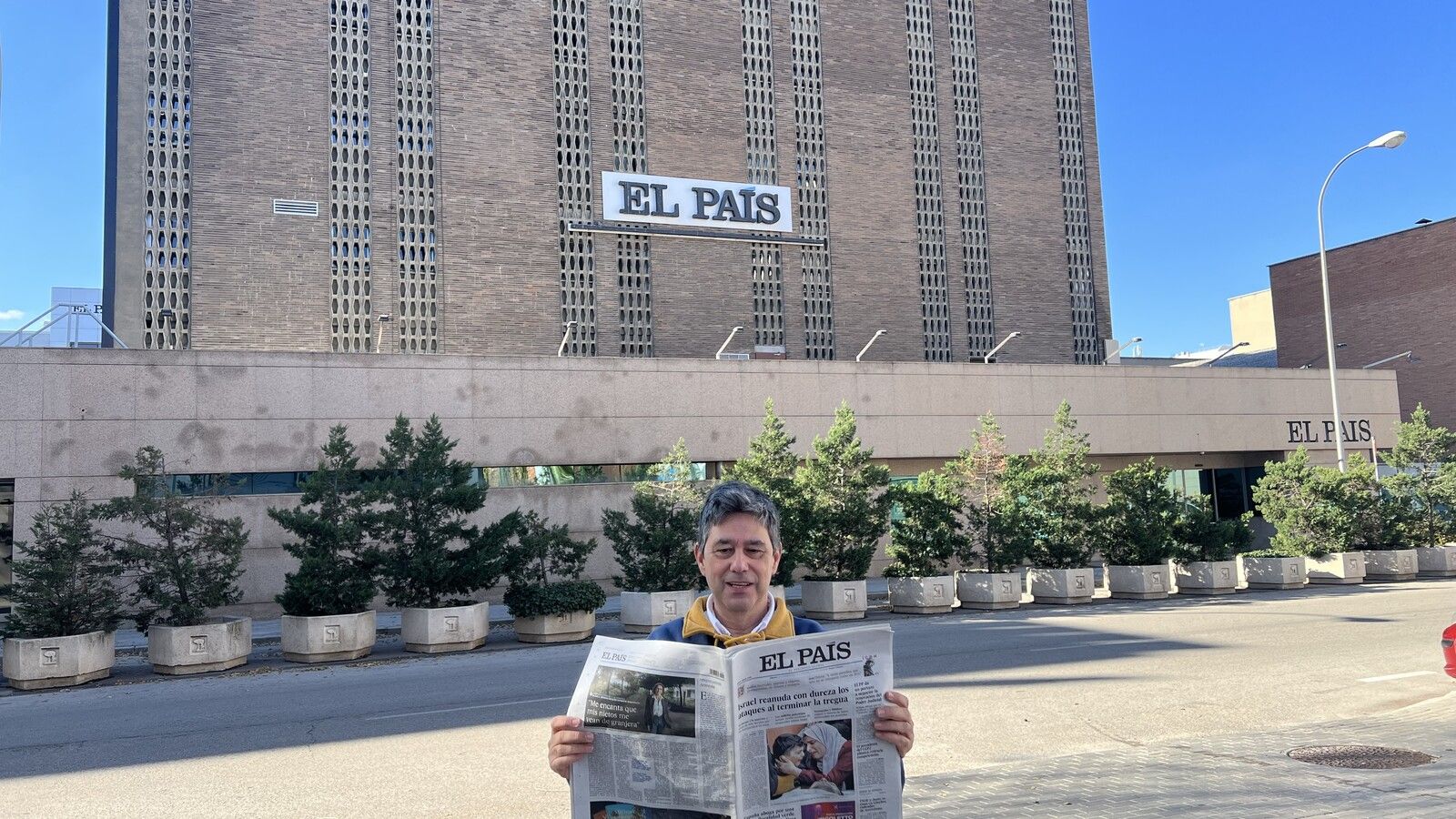 Alfredo Fernández delante de la sede de El País