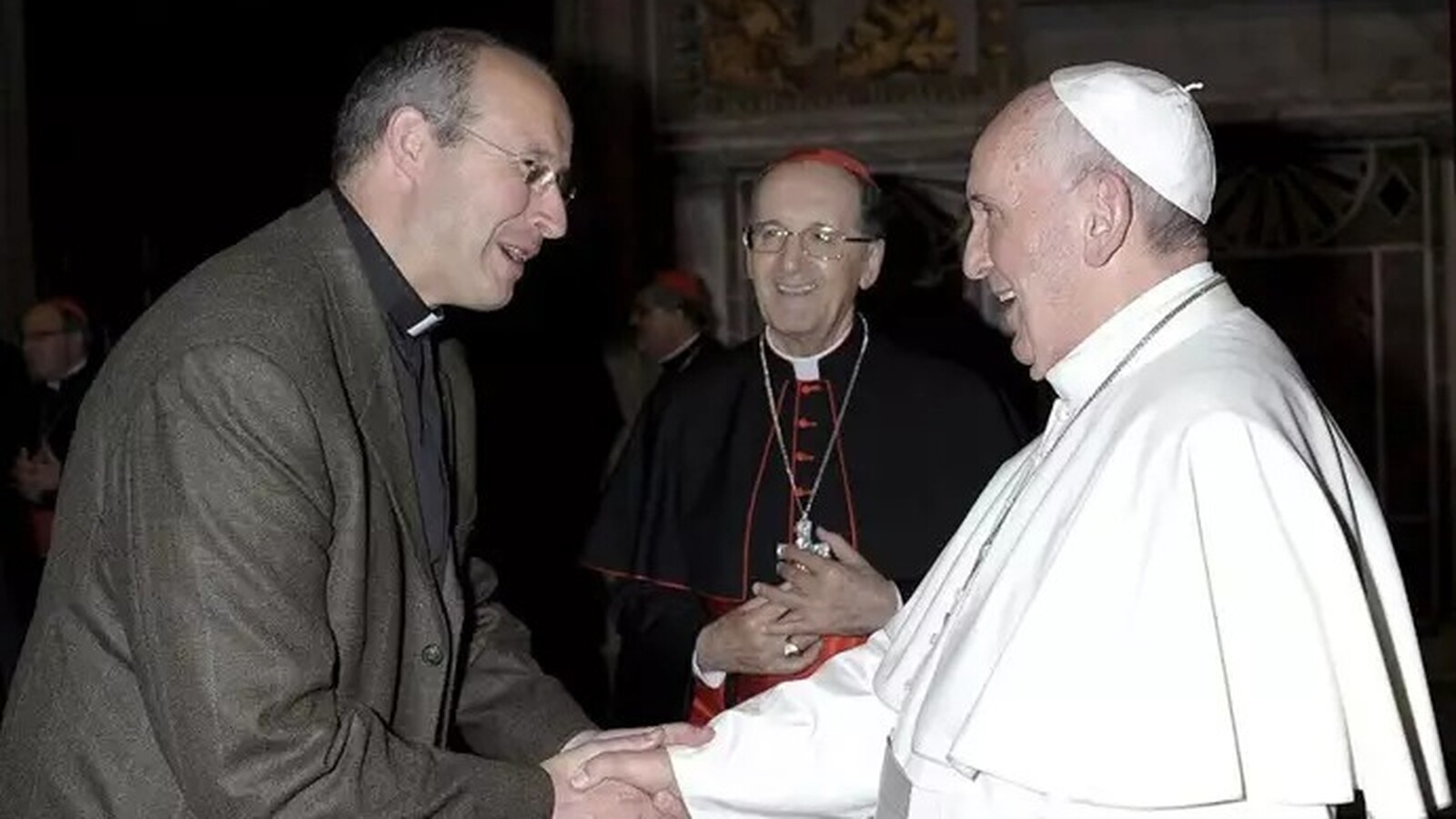 satue y el papa francisco