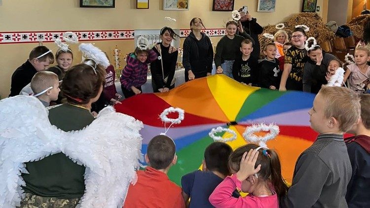 Ángeles de la Alegría: Voluntarios en Ucrania Devuelven Sonrisas a Niños con Espectáculos Interactivos