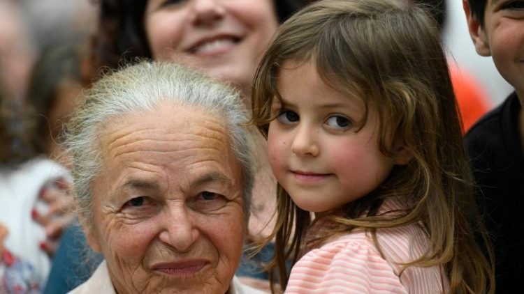 Papa Francisco elige 'Feliz el que no ve desvanecerse su esperanza' para la V Jornada Mundial de los Abuelos