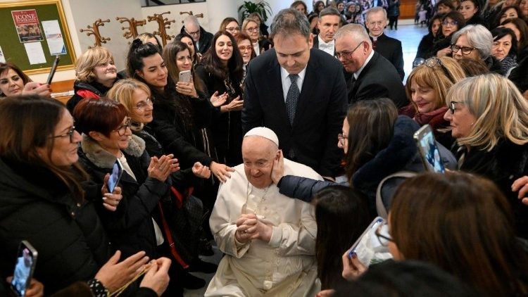 Papa Francisco alerta sobre la baja tasa de natalidad en Italia y la percepción negativa de la paternidad