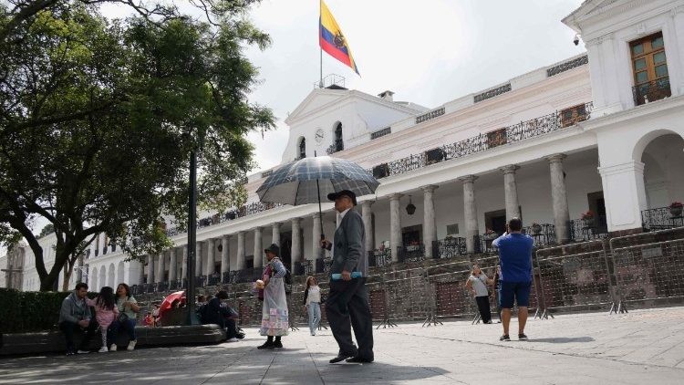 Elecciones Cruciales en Ecuador: 13 Millones de Ciudadanos Deciden el Futuro del País