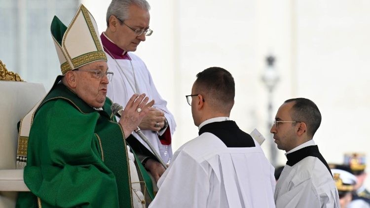 Papa Francisco insta a militares a usar su poder solo para defensa legítima