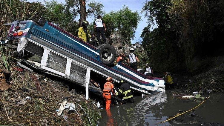 Papa Francisco muestra solidaridad tras trágico accidente de autobús en Guatemala