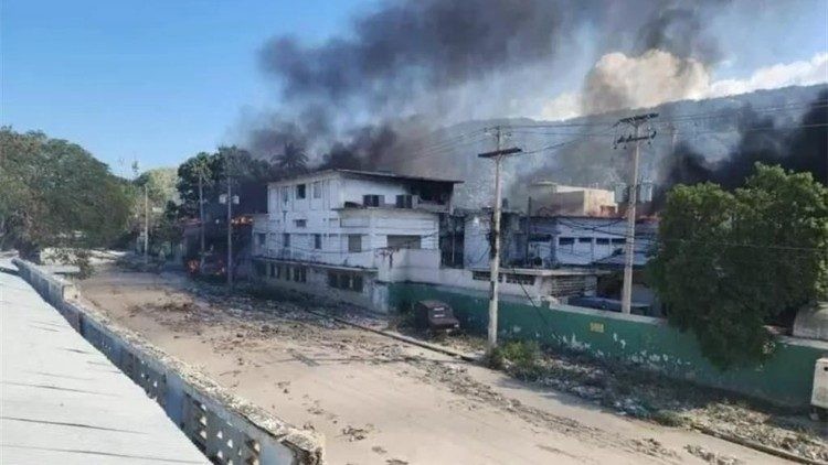 Crece la violencia en Haití: Bandas criminales incendian hospital público en Puerto Príncipe