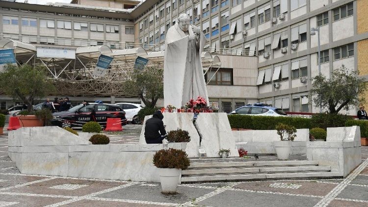 Mejora en la salud del Papa Francisco: no presidirá el Ángelus para facilitar su recuperación