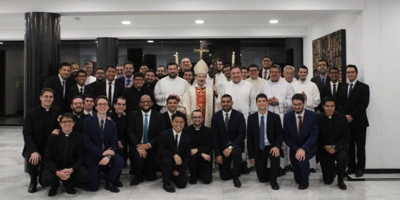 Cardenal José Cobo exhorta a seminaristas a ser testigos del Evangelio en la sociedad