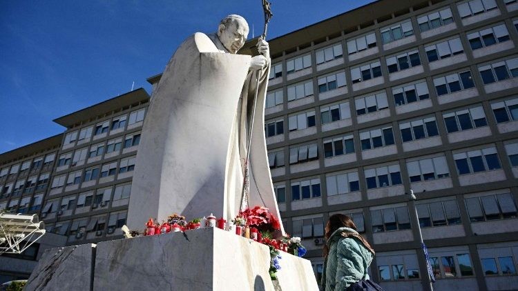 Papa Francisco conmovido por la ola global de mensajes de afecto y preocupación por su salud