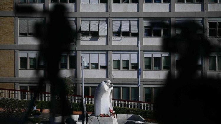 Giorgia Meloni, Primera Ministra de Italia, visita al Papa en el hospital: un gesto que refuerza lazos con el Vaticano