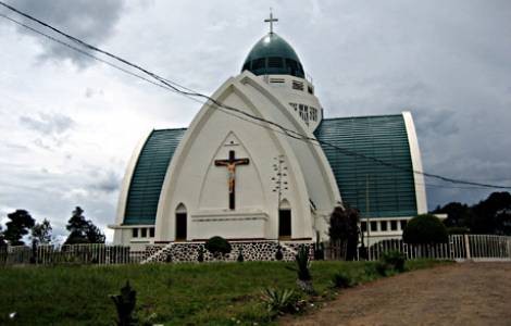 Capellán y religiosas evitan desastre por incendio en prisión de Bukavu, Congo: el papel vital de las organizaciones religiosas