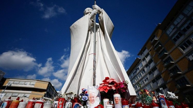 Papa Francisco ausente en la oración del Ángelus y el Jubileo de los diáconos por internación hospitalaria