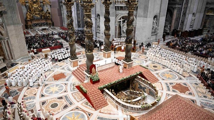 Monseñor Rino Fisichella lidera misa conclusiva del Jubileo de los Diáconos en la Basílica Vaticana