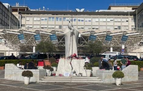 Papa Francisco pide oraciones desde el Hospital Gemelli y reafirma su compromiso con los más necesitados