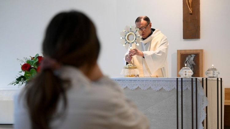 El Papa Francisco recibe adoración y misa diaria en su honor en el Hospital Gemelli de Roma