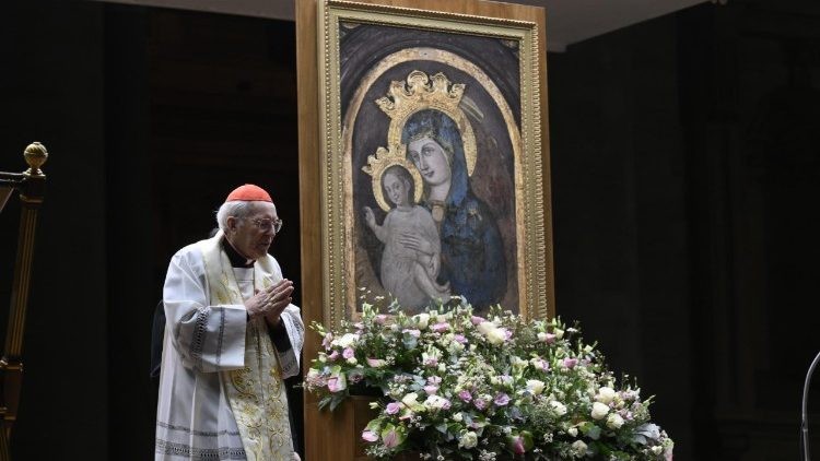 Decano del Colegio Cardenalicio lidera tercer Rosario en San Pedro por salud del Papa Francisco