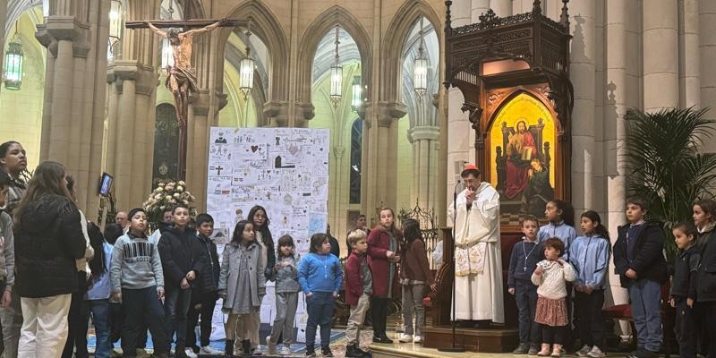 Vigilia de oración de niños madrileños por la salud del Papa Francisco: un gesto de apoyo en dibujos