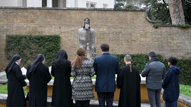 Fiesta litúrgica de San Gregorio de Narek: oración por la salud del Papa Francisco en los Jardines Vaticanos