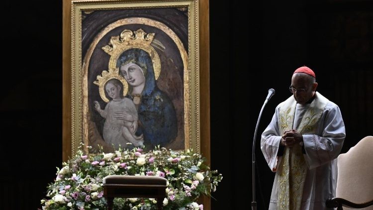 Fieles rezan el Rosario en la Plaza de San Pedro por la salud del Papa Francisco