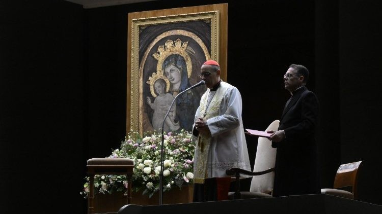 Fieles rezan por la salud del Papa Francisco en la Plaza de San Pedro: agradecimiento y devoción