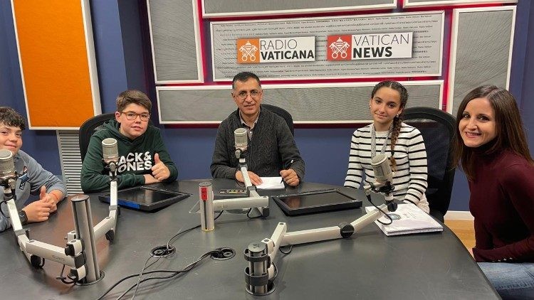 Estudiantes valencianos entregan en Roma libro de oraciones por la recuperación del Papa Francisco