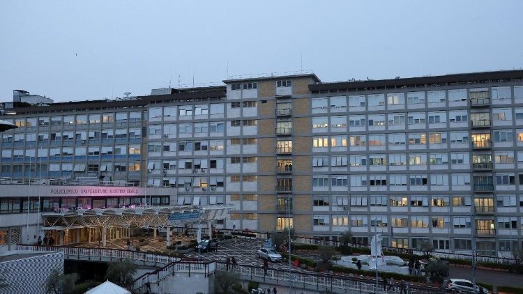 Estado de salud del Papa Francisco: estable en el hospital y sin nuevos broncoespasmos