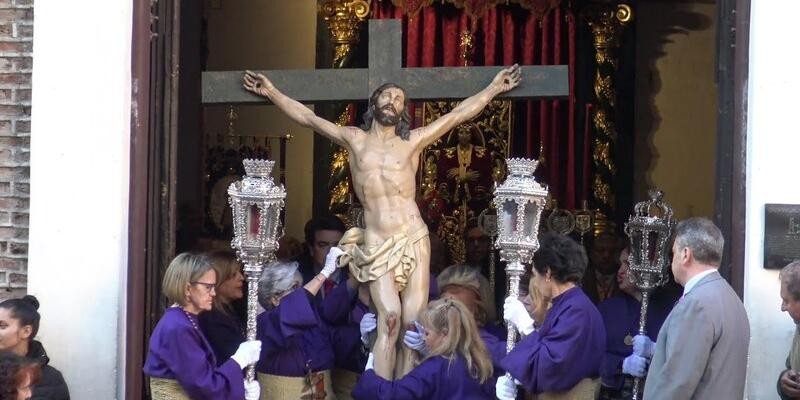 Vía Crucis por las calles de Madrid: La Hermandad de Nuestro Padre Jesús Nazareno 'El Pobre' revive la tradición