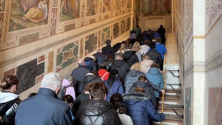 Escalera Santa en Roma: Aumento de peregrinos y oraciones por el Papa y la paz durante el Jubileo