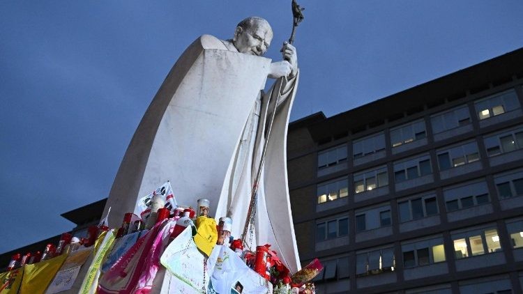 El Papa Francisco muestra signos de recuperación en el Hospital Gemelli: esperanza para los fieles