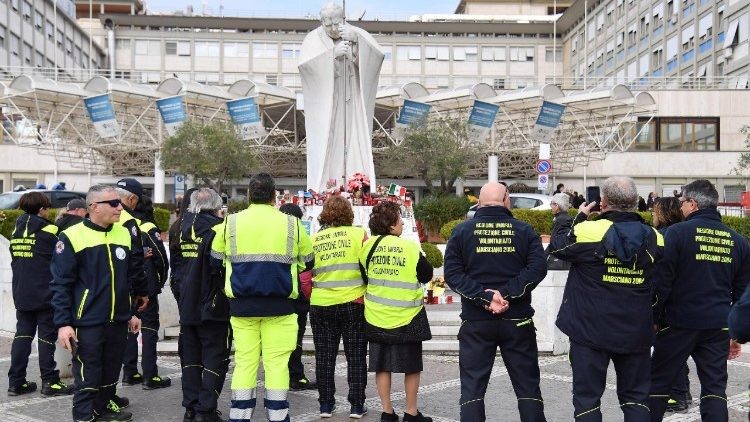 Leve mejoría en el estado de salud del Papa Francisco, según el Vaticano