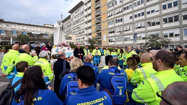 Papa Francisco aboga por el 'milagro de la ternura' frente a la lógica del mercado en su mensaje del Ángelus