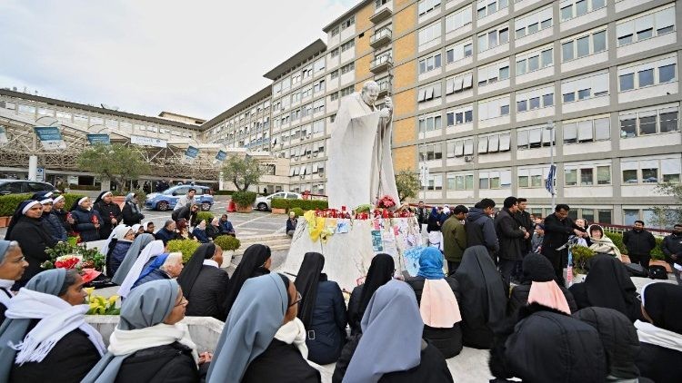 Estado de salud del Papa Francisco: mejora gradual tras noche tranquila en el hospital