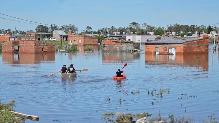 Papa Francisco muestra solidaridad con víctimas de inundaciones en Bahía Blanca, Argentina