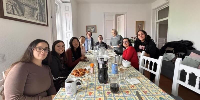 Obispo auxiliar de Madrid visita proyecto de Cáritas y destaca labor de Misioneras Cruzadas