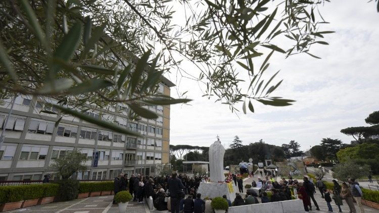 Papa Francisco muestra mejoría en su salud a pesar de cuadro médico complejo