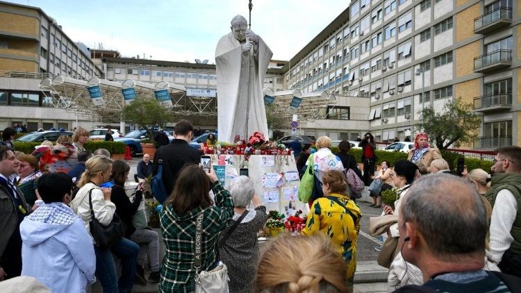 Recuperación del Papa Francisco: actualizaciones y oraciones de fieles de todo el mundo